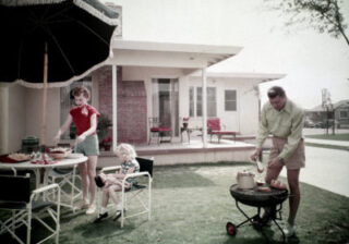 Lakewood Plaza, outdoor living space. Long Beach, Calif., 1950s. Maynard L. Parker, photographer. Courtesy of The Huntington Library, San Marino, Calif.