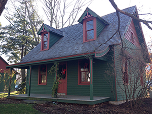 Robert Manuel, a writer and actor who lived in the Sun Tavern property, had the Victorian Cottage and Barn built in 1888